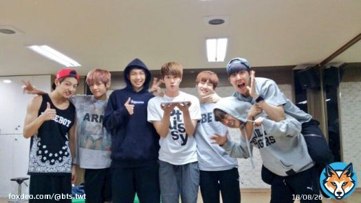우리 먹기바쁜 멤버들 들어오자마자 축하해줘서 너무 고마워ㅠㅠ