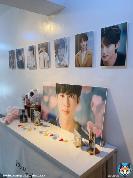 아미통통이 만족스러운 부산 변우석생카 “달보드레” 오랜만에 우석이 생일을 맞아 달보에 방문했네요!진짜 오랜만에 사장님이랑 대화도 하고 즐거웠어요 우서기 사진 셀렉 뭐냐며,,, 취향저격하고 와쏘요 히히! 마카롱도 여전히 맛있네요! 초코나무숲 처음 먹었는데 넘 맛있어요 @ua80z