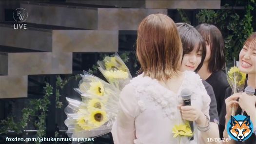 Karin's hand while holding the mic. Cute overload  \ud83e\udd79 once again, Happy Graduation Risa!  \u2728 \ud83c\udf93 #渡邉理佐 #藤吉夏鈴 #渡邉理佐卒業コンサート