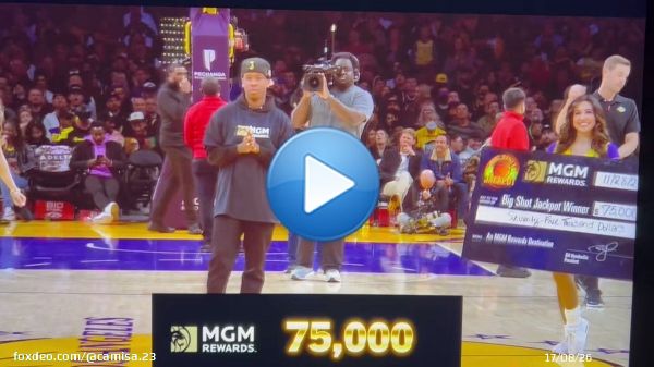 O torcedor do Lakers acertou o arremesso do meio da quadra, ganhou 75 MIL D&Oacute;LARES, fez o griddy e foi para o abra&ccedil;o com os jogadores!  QUE SEQU&Ecirc;NCIA!