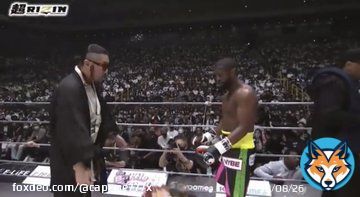 朝倉未来VSメイウェザー、最後は朝倉が2RでKO負けしちまったけど気合いは見せれたし観客も盛り上がってて良い試合だった。 しかしごぼうの党の奥野は試合前メイウェザーに花束投げつけたりと寒い野郎だったな。 仮にも世界配信されているこの試合で日本人の恥みたいな動きしやがって気持ち悪い奴だぜ。