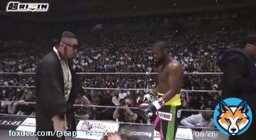 朝倉未来VSメイウェザー、最後は朝倉が2RでKO負けしちまったけど気合いは見せれたし観客も盛り上がってて良い試合だった。 しかしごぼうの党の奥野は試合前メイウェザーに花束投げつけたりと寒い野郎だったな。 仮にも世界配信されているこの試合で日本人の恥みたいな動きしやがって気持ち悪い奴だぜ。