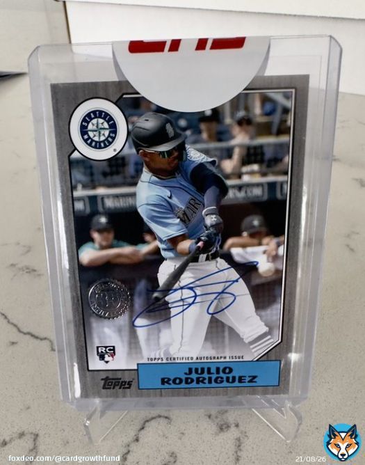 Getting anything in the mail today?  FedEx arrives first on #mailday and comes through large with Julio auto /199!  Still waiting on a monster from USPS&hellip;  #thehobby #whodoyoucollect #jrod #Topps #ToppsUpdate #Mariners #MondayMotivaton