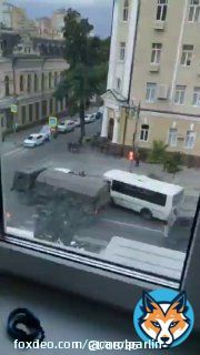 ...this is Bolshaya Sadovaya in Rostov right now Wagner infantry take control of government building includes Southern Military District HQ for fighting war in Ukraine.  Video: Tyutina