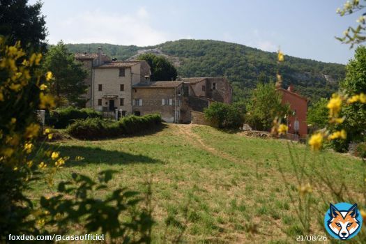 Blotti au pied du Puy de Tourrettes, Courmes domine les Gorges du Loup. Le village semble ne faire qu'un avec la nature environnante   #agglosophiaantipolis #courmes #naturephotography #amazingview #weare06 #photooftheday