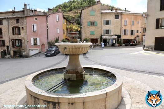 Au hasard de la promenade &agrave; Cipi&egrave;res, on trouve de magnifiques portes color&eacute;es encadr&eacute;es de linteaux de pierre du XVIe si&egrave;cle, un passage secret reliant deux rues, une terrasse joliment d&eacute;cor&eacute;e de jarres fleuries et de gla&iuml;euls...#agglosophiaantipolis #visitcotedazur #weare06