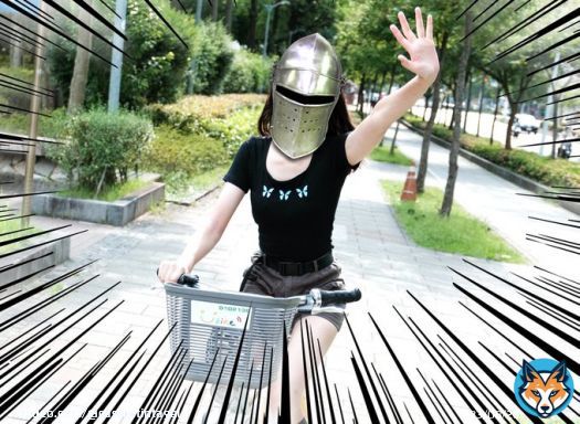 『自転車もヘルメットが努力義務化か&hellip; あっ私、ヘルメット持ってたわ』  多分'これ'はダメでしょう #自転車 #ヘルメット #努力義務 #ヘルム #甲冑 #鎧 #ジョーク