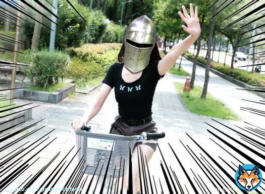 『自転車もヘルメットが努力義務化か&hellip; あっ私、ヘルメット持ってたわ』  多分'これ'はダメでしょう #自転車 #ヘルメット #努力義務 #ヘルム #甲冑 #鎧 #ジョーク