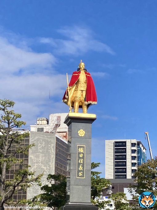 JR岐阜駅。信長まつり限定。  金の信長像が赤いマントを身につけてお披露目  #JR岐阜駅 #空がある風景 #mysky #織田信長 #信長まつり #みんなの風景写真