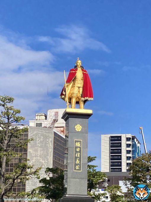 JR岐阜駅。信長まつり限定。  金の信長像が赤いマントを身につけてお披露目  #JR岐阜駅 #空がある風景 #mysky #織田信長 #信長まつり #みんなの風景写真