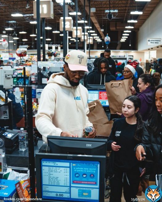 Clevelanders got a surprise at the check-out of their local @GiantEagle!  Darius Garland, Donovan Mitchell, and Evan Mobley were joined by their families to ring up holiday shoppers and take care of the check as part of our annual Season of Giving presented by @UPS.