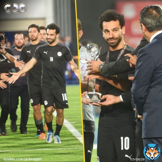 لحظة تكريم وزير الشباب والرياضة واتحاد الكرة المصري للنجم العالمي #محمد_صلاح قبل انطلاق مباراة #مصر_غينيا