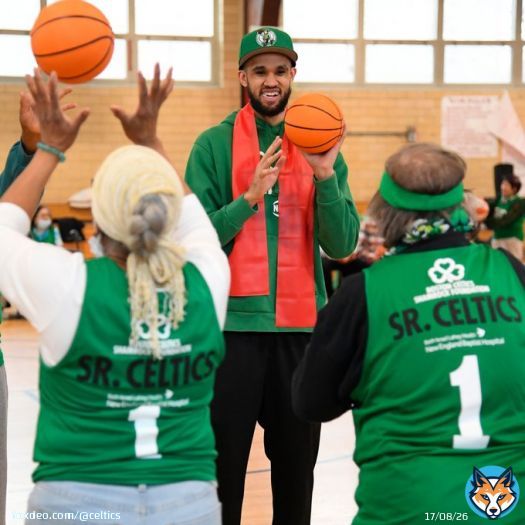 We wrapped up our Sr. Celtics Clinics presented by @NEBHortho with an afternoon full of hoops led by @Dwhite921 and Leon Powe  #CelticsAssist