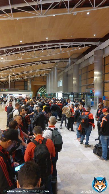 Aeroporto de Madrid repleto de flamenguistas rumo ao Marrocos