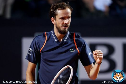 Медведев падал на корт, но выиграл после двух провалов подряд! Даниил &mdash; во 2-м круге Галле  Чемпион US Open 2021 года стартовал с победы на турнире, где год назад дошёл до финала