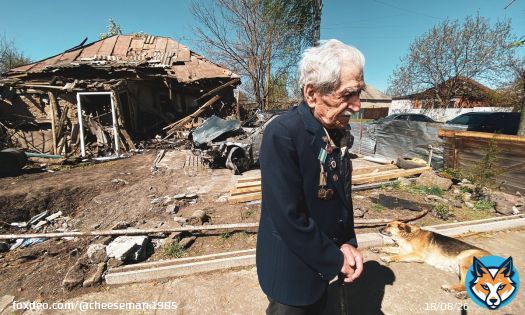 Золочів (Харківщина). Ветеран Другої світової війни Іван Лисун (97 років) і його розбита росіянами хата. Хату будував ще батько Івана Васильовича.