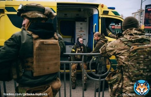 цьому фото рівно рік. тоді війна була настільки поряд, що ми передавали людей на Академмістечку. Наш мед тут ще не пофарбований, а я перелякана і впевнена, що Київ от-от окупує русня, а я ще ось кілька днів і загину. тоді все було надто хуйово, щоб бачити інші сценарії..