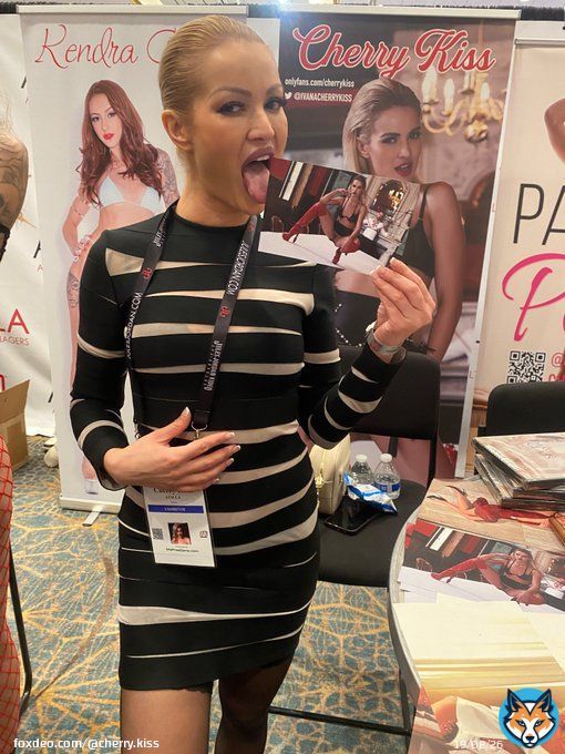 The beautiful and wonderfully chatty @IVANACHERRYKISS at AVN