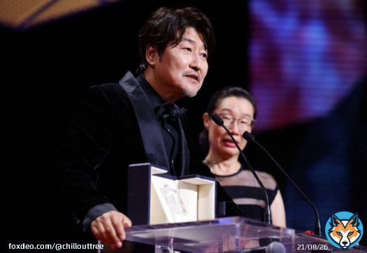 繼宋康昊率先奪影帝後，韓片《分手的決心》導演朴贊郁拿下「最佳導演」，朴贊郁曾以2003年《原罪犯》奪評審團大獎、憑2009年《蝙蝠：血色情慾》拿到評審團獎，這次再以《分》片勇奪最佳導演，影迷直呼他就差一座最佳影片「金棕櫚」。