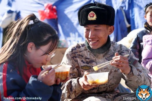 Following the 6.2-magnitude #earthquake in Jishishan, Gansu province, the armed police officers set up tents, deliver supplies to stave off the cold, and prepare hot meals, such as mutton risotto, to bring comfort to those who are suffering.