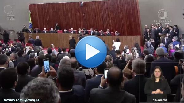 Lula da Silva chega a tribuna do TSE para ser diplomado, ao lado de Alexandre de Moraes e recebe apoio: &ldquo;Boa tarde, Presidente Lula&rdquo;.