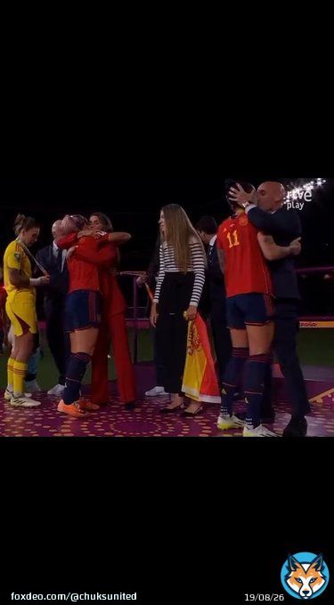 Spanish female football chief Luis Rubiales apologizes for planting unsolicited kisses on the lips and cheeks of pretty Spanish female players. Guy man #Spain #JenniHermoso #AllEyeOnTheJudiciary