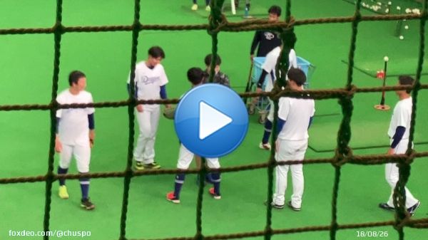【#中日】#楽天 移籍が決まった #阿部寿樹 が、ナゴヤ球場を訪れチームメートと別れのあいさつ。握手攻めに「ありがとう」と応じました。 【動画の記事はこちら】
