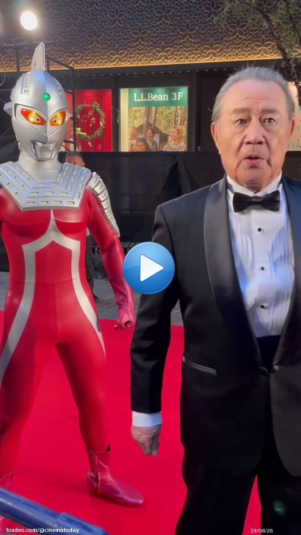 #森次晃嗣 さんはウルトラセブンと一緒にレッドカーペットに  #ウルトラセブン55周年 @seven55th   #東京国際映画祭 #TIFFJP @tiff_site