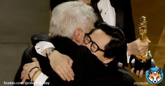 [フォトギャラリー]ハリソン・フォード＆キー・ホイ・クァンがオスカー壇上で抱き合う！【第95回アカデミー賞】 #インディジョーンズ #ハリソンフォード #ショート #キーホイクァン