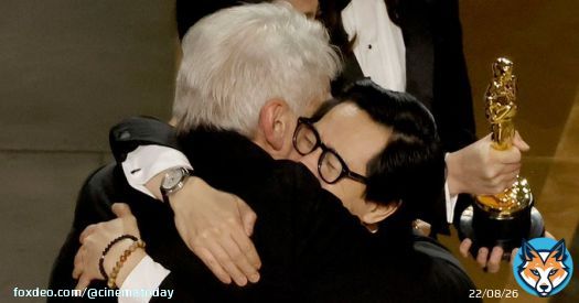 [フォトギャラリー]ハリソン・フォード＆キー・ホイ・クァンがオスカー壇上で抱き合う！【第95回アカデミー賞】 #インディジョーンズ #ハリソンフォード #ショート #キーホイクァン
