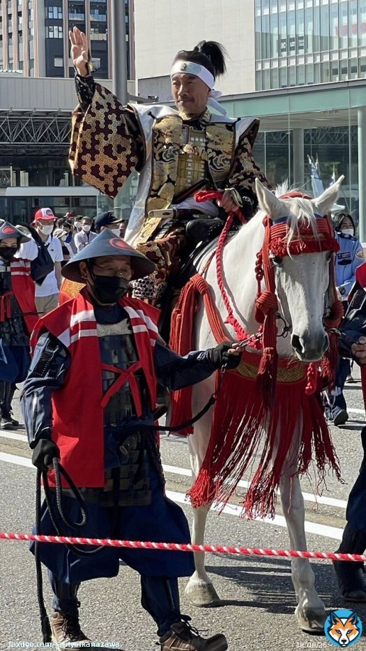【百万石まつり～百万石行列（前田利家入城行列）～】 お待たせいたしました！前田利家入城行列が金沢駅を出発し、武蔵ヶ辻方向へと行進しています！今年の利家公役は、映画監督・俳優の「竹中直人」さんです！勇壮な甲冑姿は、まさに利家公そのものですね！入城行列は、金沢城に向かっていきます！