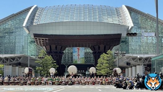 【百万石まつり~百万石行列・出発式~】 百万石まつりのメインイベントである「百万石行列」が始まりました!現在、金沢駅東広場前で、「出発式」が行われています。 加賀とびによるまとい総ふり、百万石音頭、勇壮な太鼓演奏など、華やかなオープニングセレモニーを経て、行列が金沢駅を出発します!