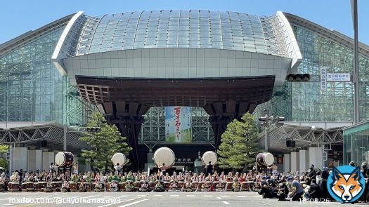 【百万石まつり～百万石行列・出発式～】 百万石まつりのメインイベントである「百万石行列」が始まりました！現在、金沢駅東広場前で、「出発式」が行われています。 加賀とびによるまとい総ふり、百万石音頭、勇壮な太鼓演奏など、華やかなオープニングセレモニーを経て、行列が金沢駅を出発します！