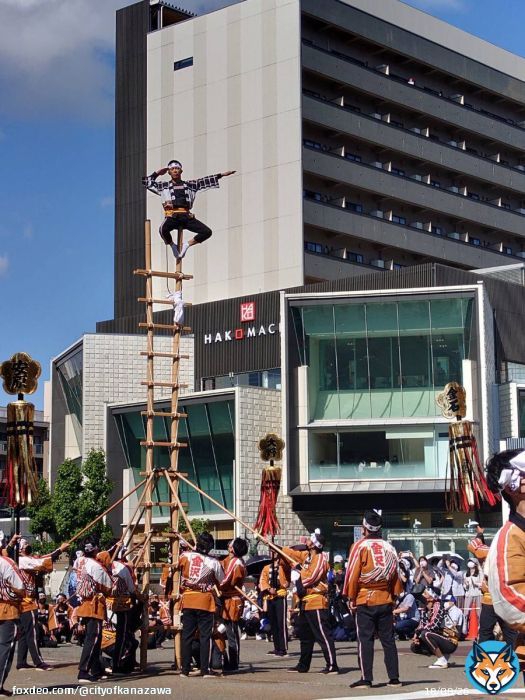 【百万石まつり～百万石行列（加賀とび行列）～】 武蔵交差点付近で、加賀とび行列の一斉演技が行われています！金沢市内の49消防分団の団員、総勢450名の行列が、華麗に伝統の演技を披露しています！