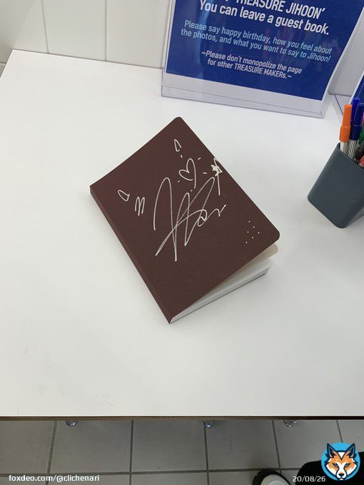 Jihoon also provide the fans a literal  guest book (not even sticky notes) for the fans who came to his exhibit to write him letters so he can read them all out later after the event is ended it's SO attentive of him @treasuremembers  #트레저&nbsp;#TREAASURE #トレジャー