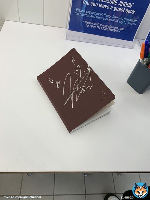 Jihoon also provide the fans a literal  guest book (not even sticky notes) for the fans who came to his exhibit to write him letters so he can read them all out later after the event is ended it's SO attentive of him @treasuremembers  #트레저&nbsp;#TREAASURE #トレジャー