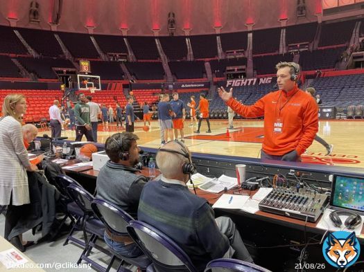 Welcome back to State Farm Center, where #Illini men&rsquo;s basketball is about 90 minutes away from opening tip against Michigan State &hellip; and where @LaTulip_Mike is breaking things down in pregame with @scott_beatty and @Tatelines.