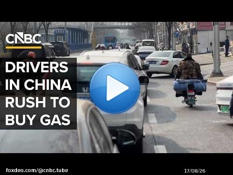 En Chine, les automobilistes se précipitent pour acheter de l'essence avant la hausse des prix.