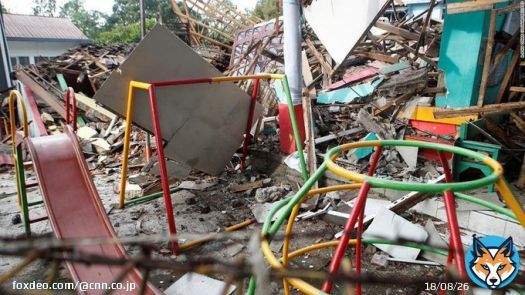 インドネシア地震、死者２６８人に　知事「犠牲者の大半子ども」
