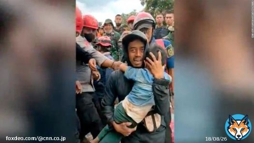 ６歳の男の子を建物の残骸から救出　インドネシア地震