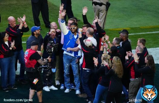Damar Hamlin and Cincinnati medical workers honored on the field before #SuperBowlLVII.