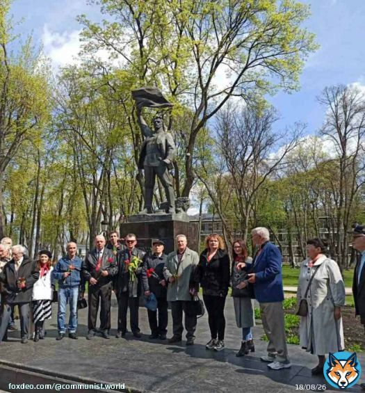 1 мая 2021 года коммунисты города-героя Киева и Киевской области, представители левых общественных организаций провели маевку возле памятника рабочему Андрею Иванову в Мариинском парке столицы.  #1Мая #КрасныйПервомай #ДеньМеждународнойСолидарностиТрудящихся