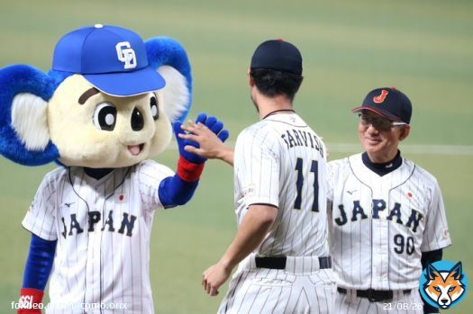 2023.3.3 侍JAPAN vs 中日ドラゴンズ 壮行試合  ドアラさんとハイタッチするダルビッシュ投手  #ダルビッシュ有  #ドアラ