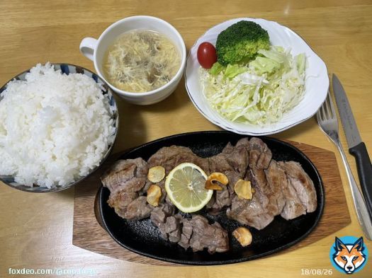 晩御飯は、クー様チェックはありませんが、食事を始めると同じテーブルの椅子によく座ります （クー様先に、自分のご飯は食べてます（笑））  肉500g、ごはん丼で1.6合分。 朝の弁当と晩御飯で破産するわ  #猫がいる幸せ  #猫のいる暮らし #猫好きさんと繋がりたい