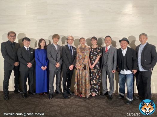 ／ 奇跡の舞台挨拶 ＼  公開初日を記念して、 #Drコトー診療所 キャスト&スタッフによる舞台挨拶が行われました！  ドラマ放送から16年、新たな物語が本日より動きます  是非大切なひとと映画館でご覧ください 志木那島に生きる島民たちがお待ちしております。  #そしてここに生きている
