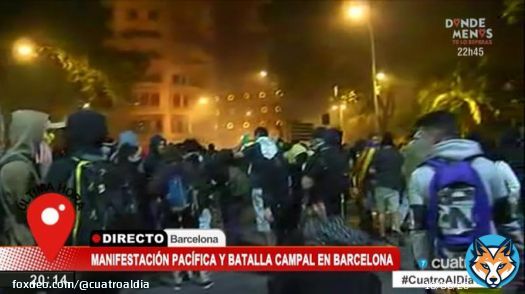 Los Mossos lanzan bombas de gas lacrim&oacute;geno para disuadir a los manifestantes #CuatroAlD&iacute;a169