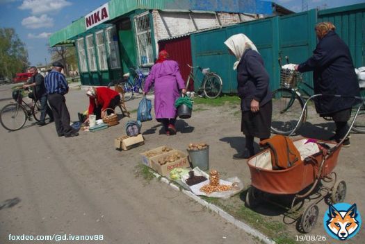 Фото слева - украинская Европейская Писаревка, от которой до российского Грайворона 18 километров.   Фото справа - Грайворон. К вопросу о том, где цивилизация, а где жопа, нищета и безнадёга. Украина - цэ Европа   Украина - нищее государство, с нищимоскотинившимся народом.