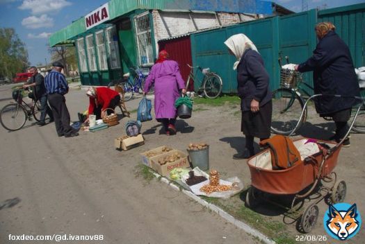 Фото слева - украинская Европейская Писаревка, от которой до российского Грайворона 18 километров.   Фото справа - Грайворон. К вопросу о том, где цивилизация, а где жопа, нищета и безнадёга. Украина - цэ Европа   Украина - нищее государство, с нищимоскотинившимся народом.
