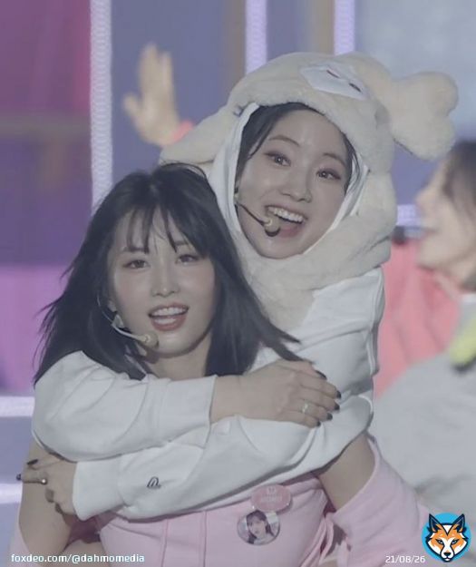 i cant handle the cuteness anymore #MOMO #DAHYUN #TWICE
