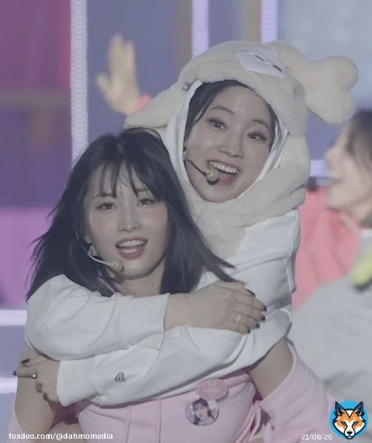 i cant handle the cuteness anymore #MOMO #DAHYUN #TWICE